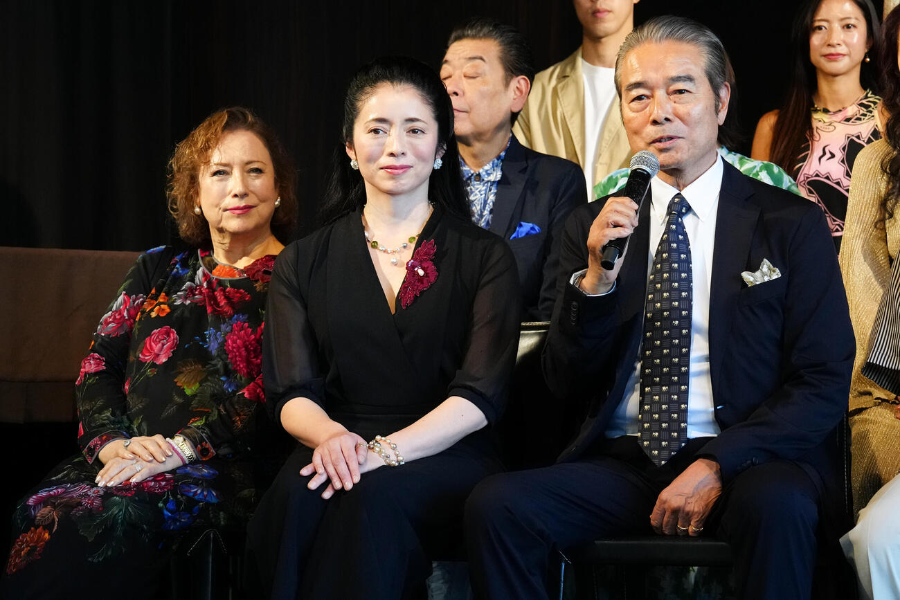 「横浜グラフィティ・フォーエバー」制作発表に臨む、左からキャシー中島、勝野雅奈恵、勝野洋（撮影・鈴木みどり）
