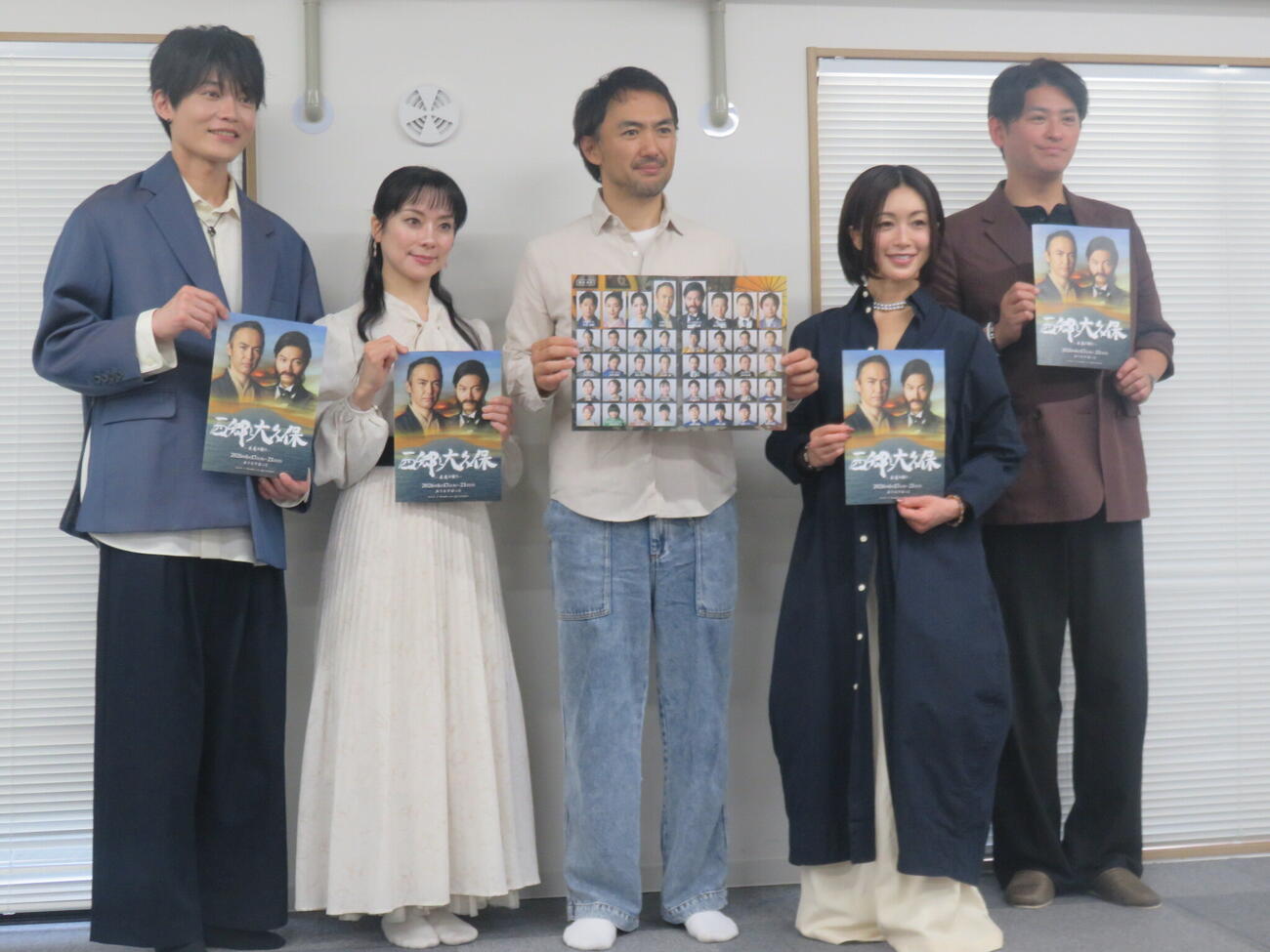 舞台「西郷と大久保－永遠の契り－」の制作発表に出席した、左から佐藤弘樹、棚橋幸代、田村幸士、酒井法子、賀集利樹
