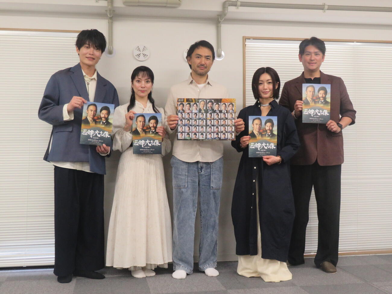 舞台「西郷と大久保－永遠の契り－」の制作発表に出席した、左から佐藤弘樹、棚橋幸代、田村幸士、酒井法子、賀集利樹