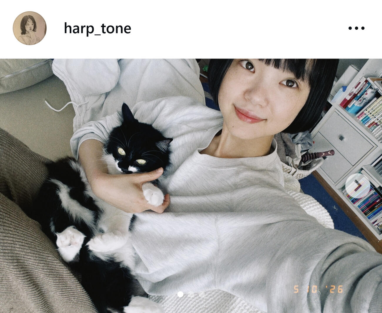 愛猫を抱っこする古川琴音（古川琴音のインスタグラムから）