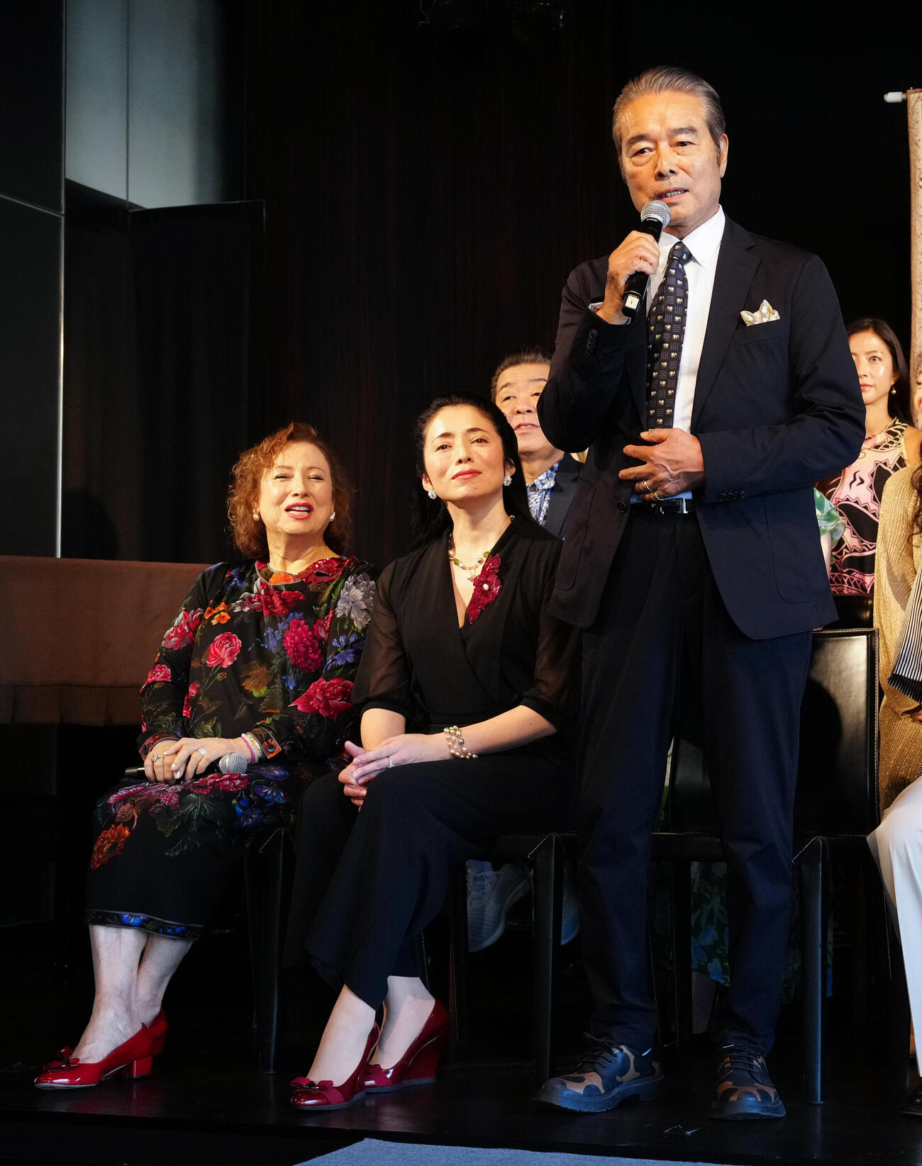 「横浜グラフィティ・フォーエバー」制作発表であいさつする勝野洋。左からキャシー中島、勝野雅奈恵（撮影・鈴木みどり）