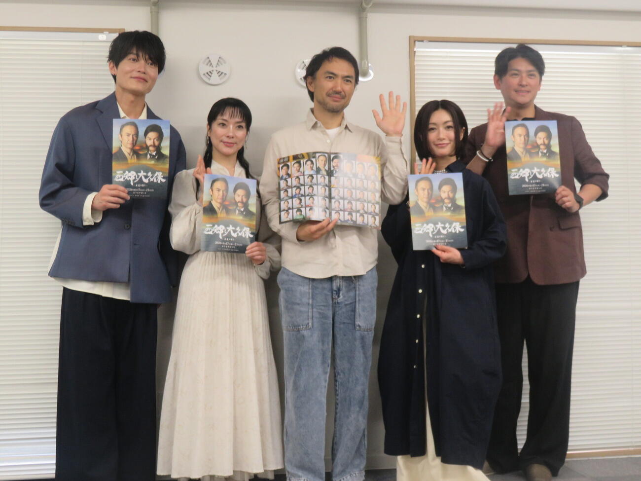 舞台「西郷と大久保－永遠の契り－」の制作発表に出席した、左から佐藤弘樹、棚橋幸代、田村幸士、酒井法子、賀集利樹