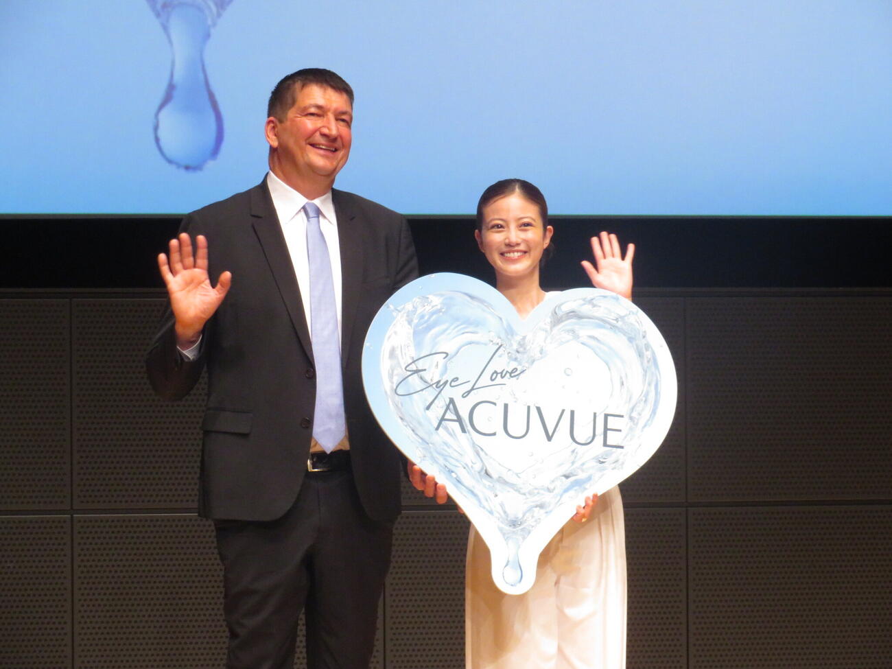「アキュビュー」ブランドアンバサダーに就任し、笑顔を見せる今田美桜（右）。左はジョンソン・エンド・ジョンソンのステファン・ガー代表取締役