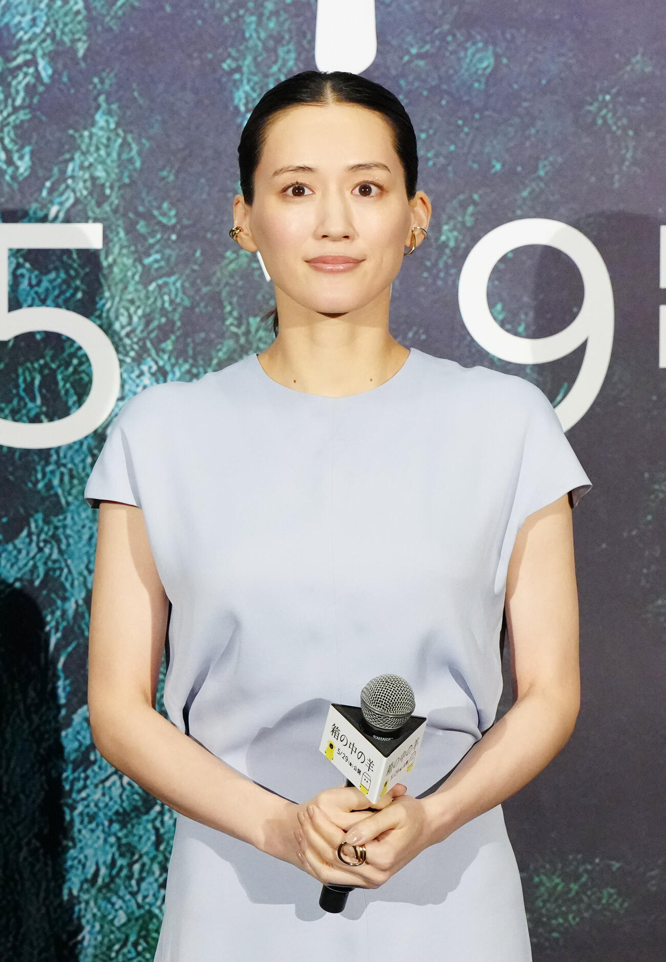 映画「箱の中の羊」完成披露試写会前、舞台あいさつを行う綾瀬はるか（撮影・江口和貴）
