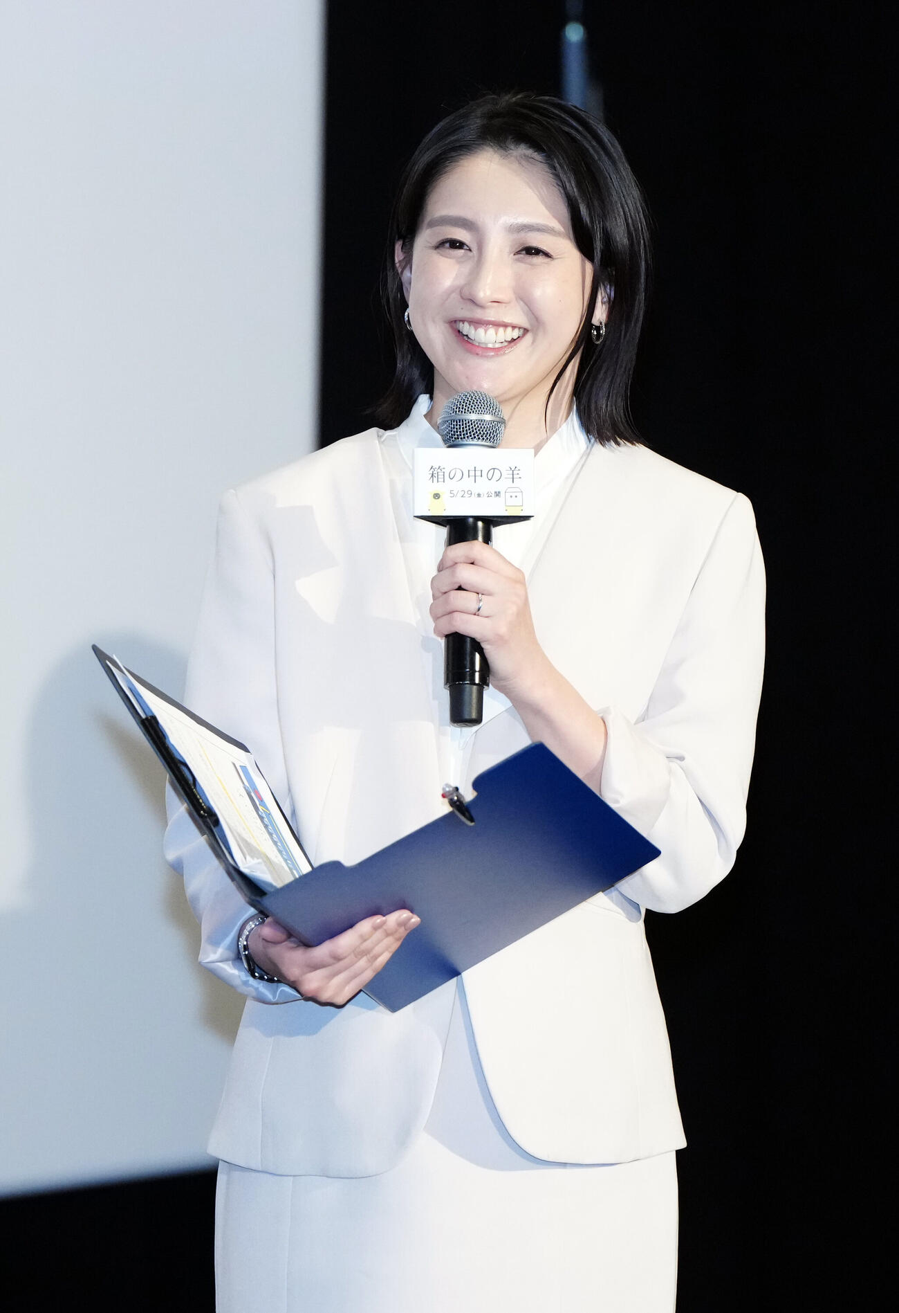 映画「箱の中の羊」完成披露試写会前の舞台あいさつで司会を務めるフジテレビ宮司愛海アナウンサー（撮影・江口和貴）