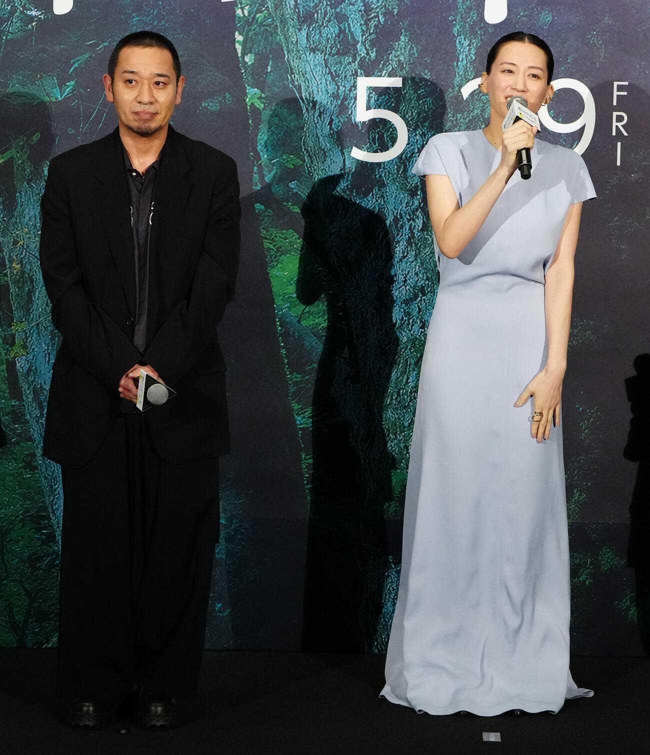 映画「箱の中の羊」完成披露試写会前、舞台あいさつを行う綾瀬はるか（右）と千鳥の大悟（撮影・江口和貴）