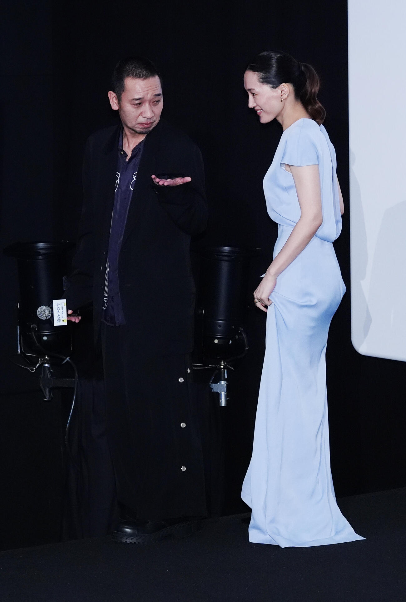 映画「箱の中の羊」完成披露試写会前の舞台あいさつを終え、引き揚げる千鳥の大悟（左）は階段の前で綾瀬はるかに手を差し出す（撮影・江口和貴）