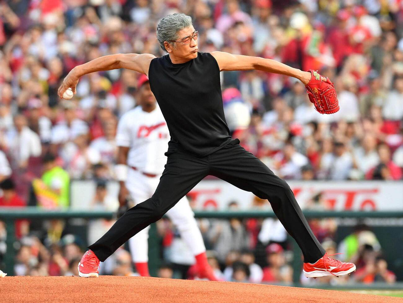 広島対阪神　始球式を務めた歌手の吉川晃司（2025年8月撮影）