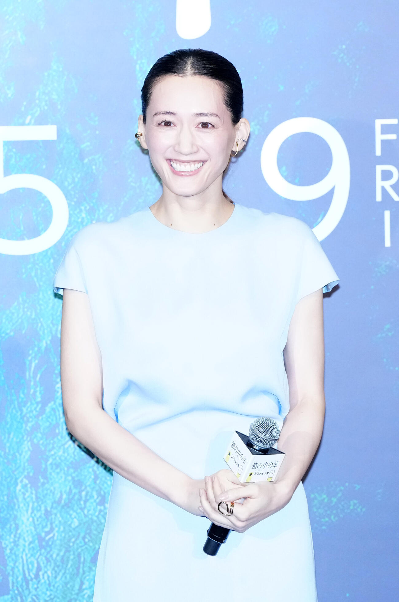 映画「箱の中の羊」完成披露試写会前、舞台あいさつを行う綾瀬はるか（撮影・江口和貴）