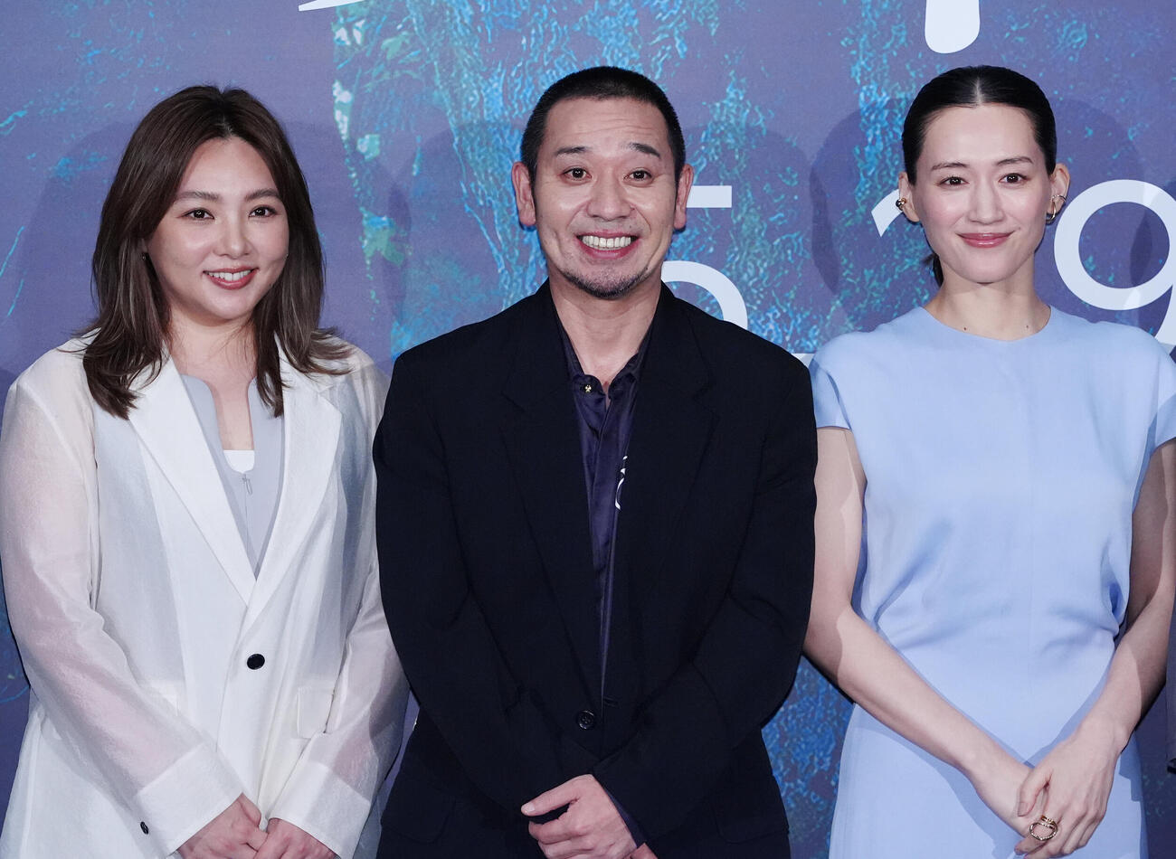 映画「箱の中の羊」完成披露試写会前、舞台あいさつで写真に納まる、左から野呂佳代、千鳥の大悟、綾瀬はるか（撮影・江口和貴）