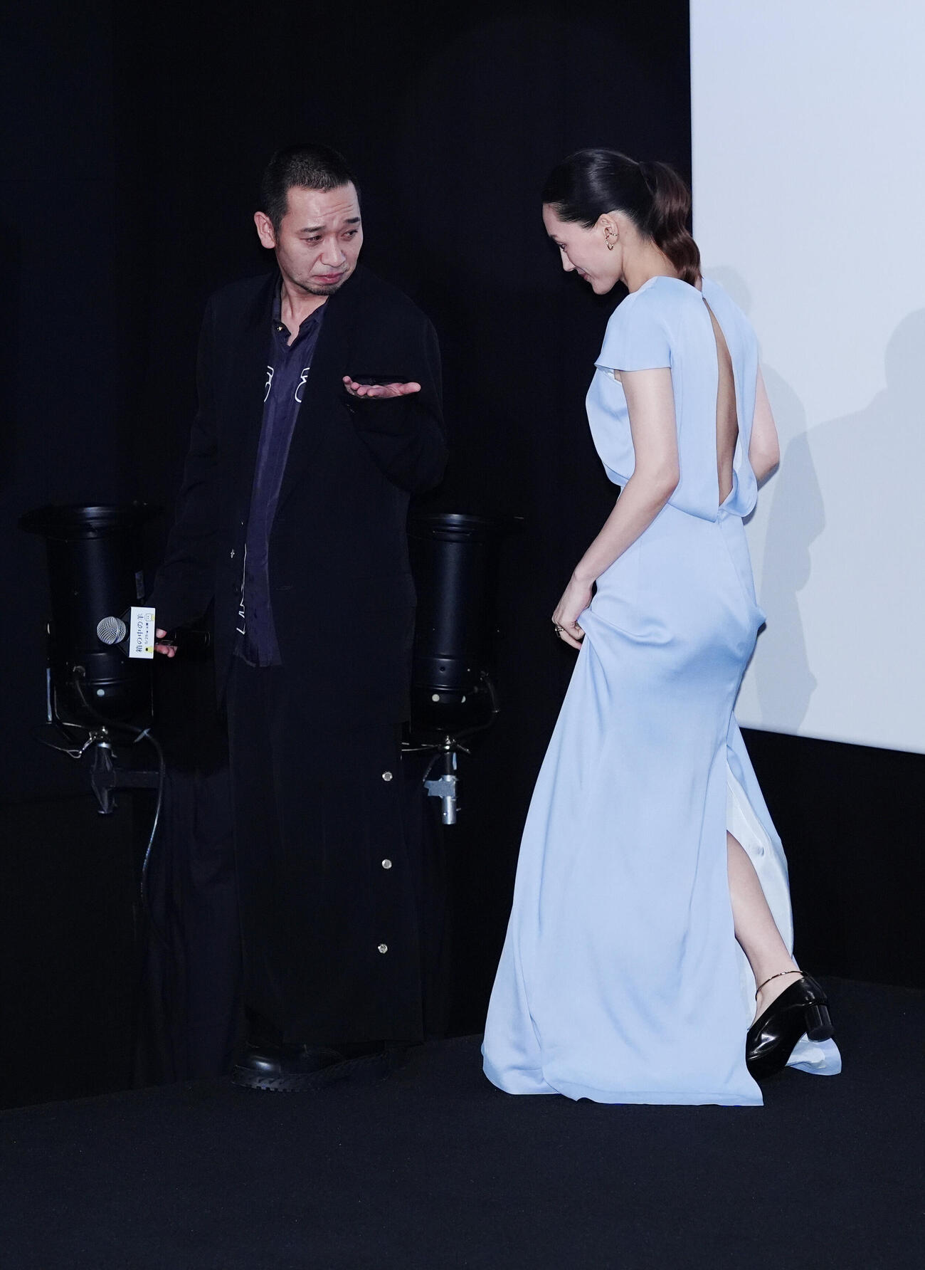 映画「箱の中の羊」完成披露試写会前の舞台あいさつを終え、引き揚げる千鳥の大悟（左）は階段の前で綾瀬はるかに手を差し出す（撮影・江口和貴）