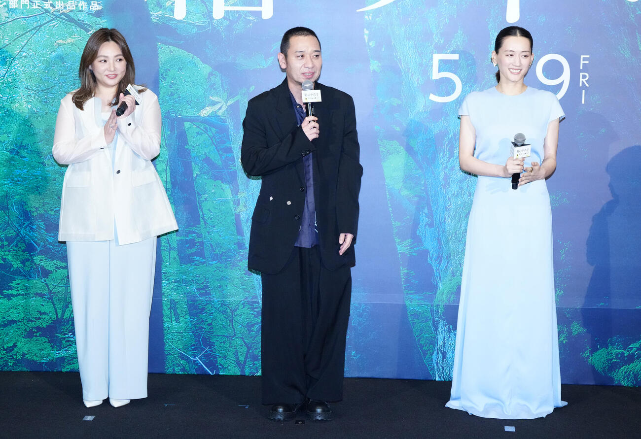 映画「箱の中の羊」完成披露試写会前、舞台あいさつを行う、左から野呂佳代、千鳥の大悟、綾瀬はるか（撮影・江口和貴）