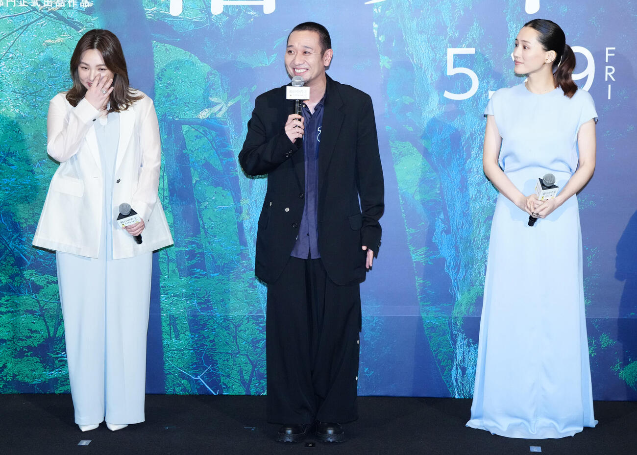 映画「箱の中の羊」完成披露試写会前、舞台あいさつを行う、左から野呂佳代、千鳥の大悟、綾瀬はるか（撮影・江口和貴）