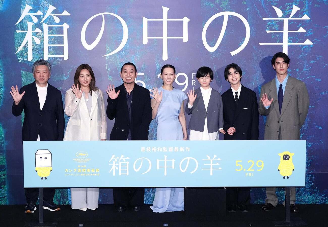 映画「箱の中の羊」完成披露試写会前の舞台あいさつを行い、写真に納まる綾瀬はるか（中央）ら。左から是枝裕和監督、野呂佳代、千鳥の大悟、1人おいて■（■は卉の下に木）木里夢、柊木陽太、寛一郎（撮影・江口和貴）