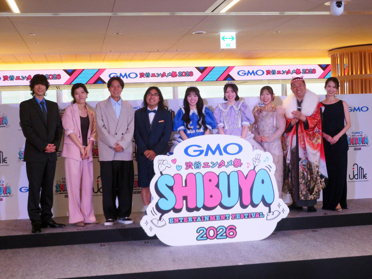 「GMO渋谷エンタメ祭2026」記者発表会に出席した、左から黒羽麻璃央、ヒコロヒー、コカド、中岡、増田彩乃、真鍋凪咲、岩佐美咲、レイザーラモンRG、海乃美月（撮影・川田和博）