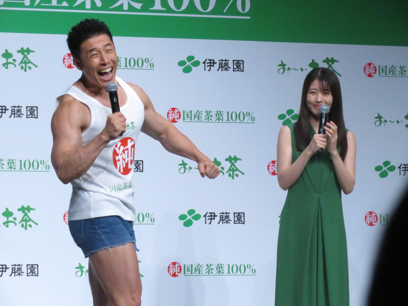 伊藤園の発表会に出席した有村架純（右）は、なかやまきんに君のギャグに笑顔を見せた