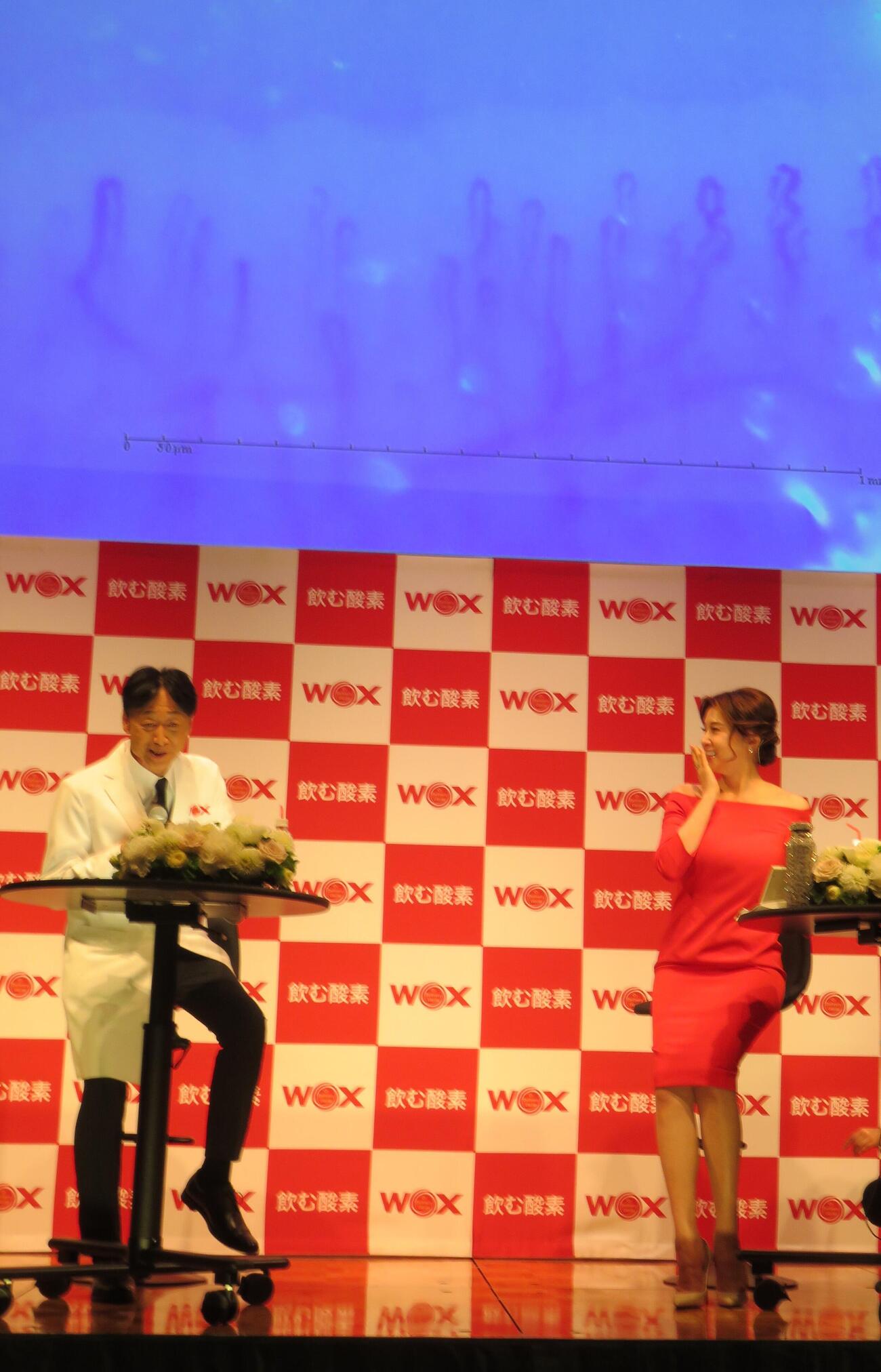 酸素補給水「WOX」のPRイベントを行った藤原紀香