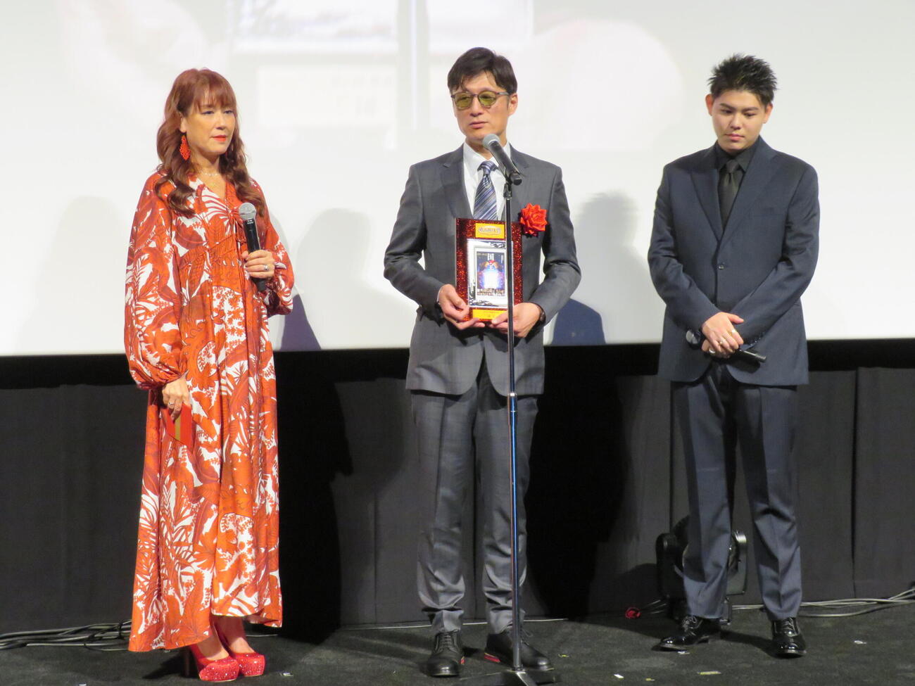 第1回映画館大賞（2026年）授賞式に登壇した、左からLiLiCo、李相日監督、BE：FIRSTのLEO（撮影・村上幸将））