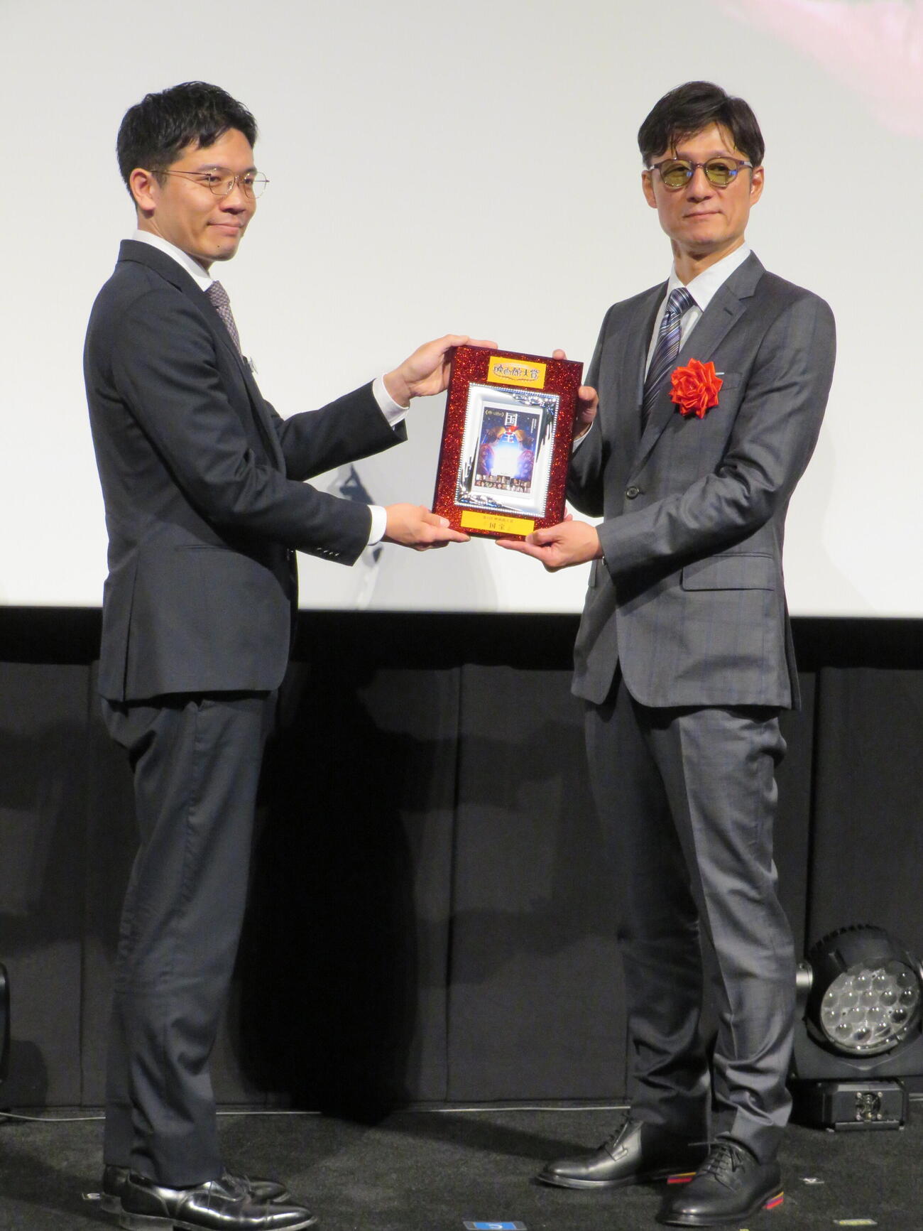 第1回映画館大賞（2026年）授賞式に登壇した李相日監督（右）（撮影・村上幸将）
