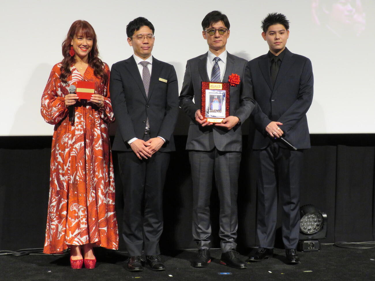 第1回映画館大賞（2026年）授賞式に登壇した、左からLiLiCo、1人置いて李相日監督、BE：FIRSTのLEO（撮影・村上幸将）