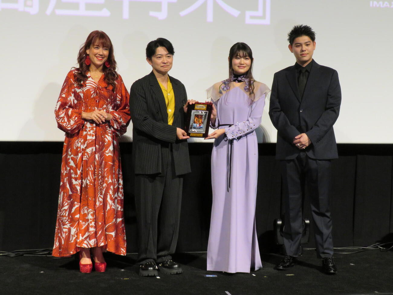 第1回映画館大賞（2026年）授賞式に登壇した、左からLiLiCo、下野紘、早見沙織、BE：FIRSTのLEO（撮影・村上幸将）