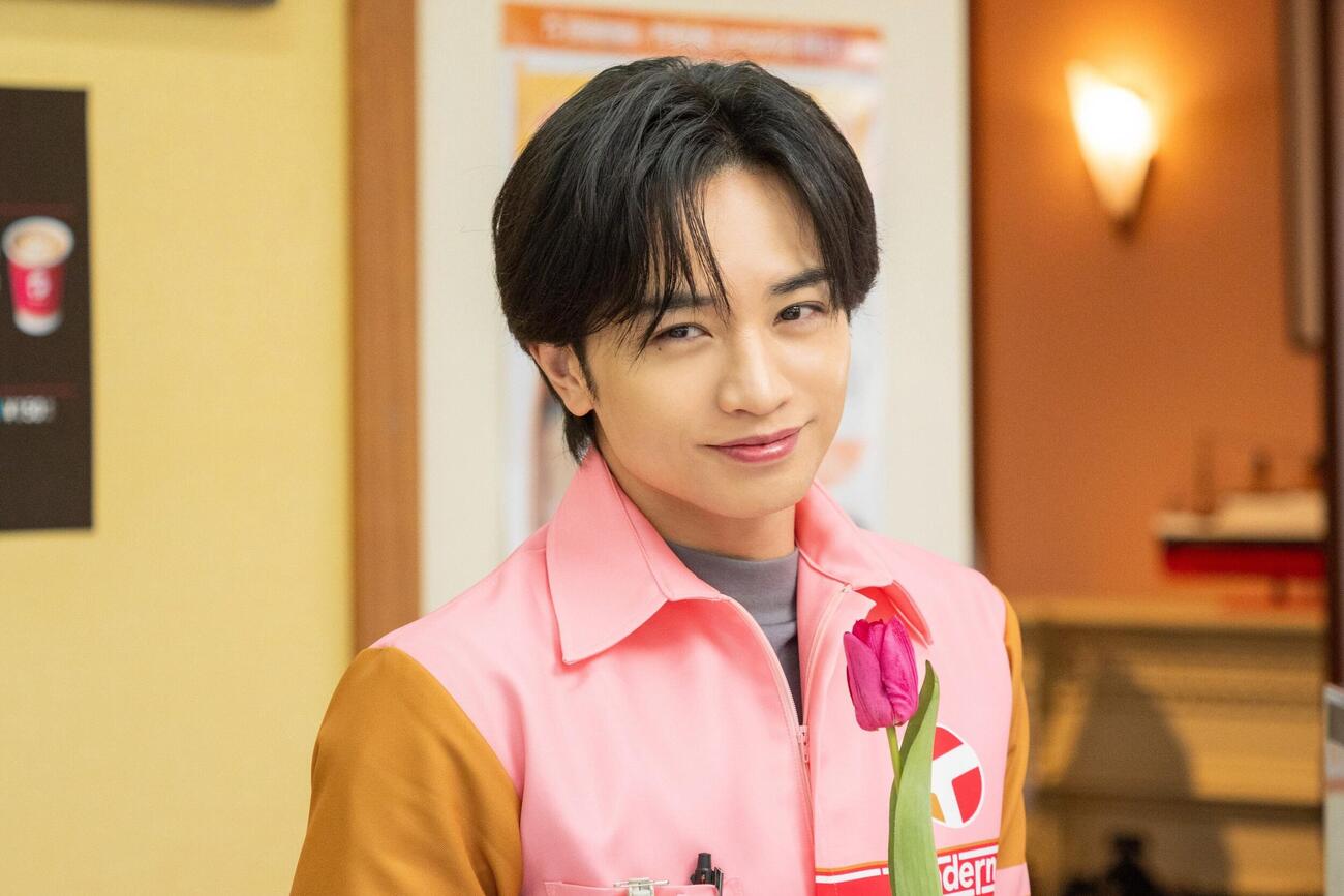 NHKの主演ドラマ「コンビニ兄弟　テンダネス門司港こがね村店」で一人二役の中島健人（弟役）