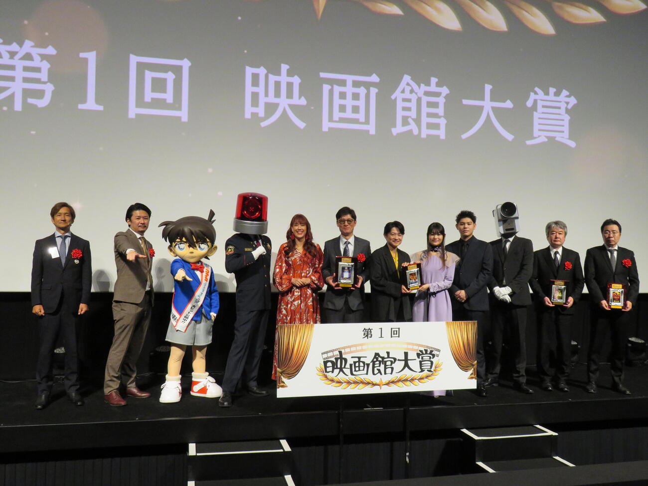 第1回映画館大賞（2026年）授賞式に登壇した、左5人目からLiLiCo、李相日監督、下野紘、早見沙織、BE：FIRSTのLEO（撮影・村上幸将）