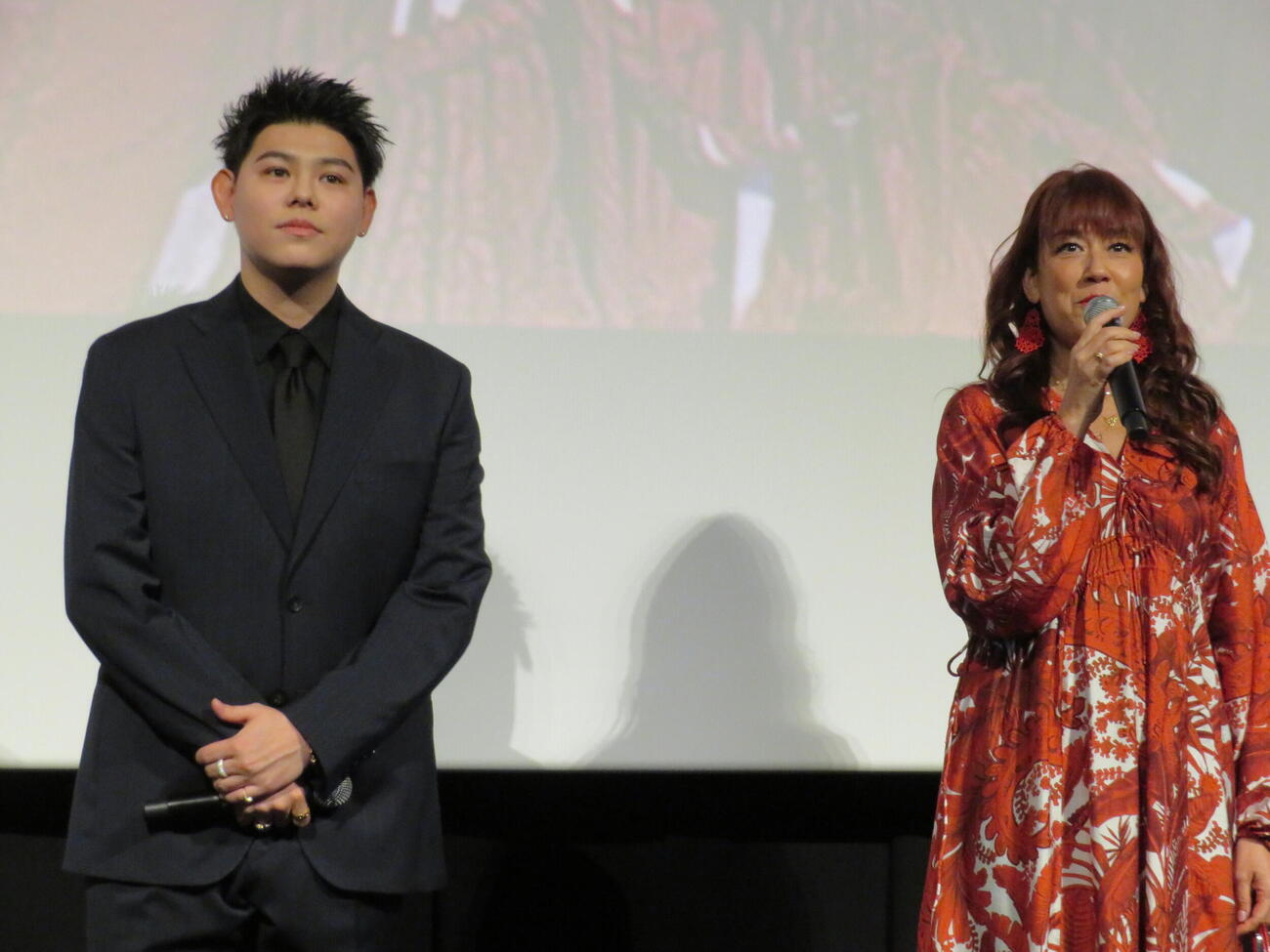 第1回映画館大賞（2026年）授賞式に登壇したBE：FIRSTのLEOとLiLiCo（撮影・村上幸将）