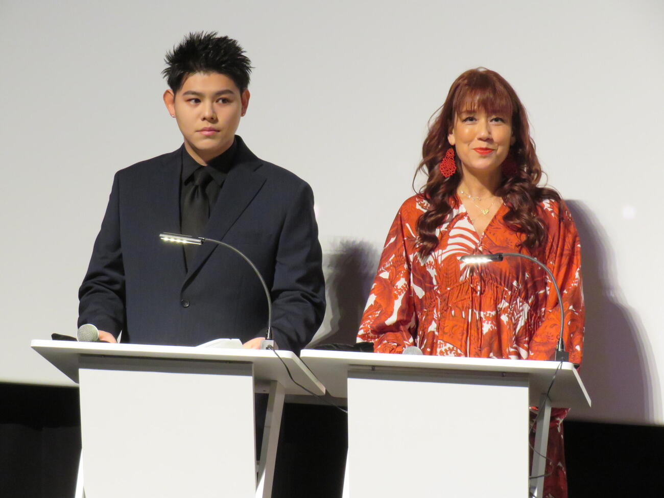 第1回映画館大賞（2026年）授賞式に登壇したBE：FIRSTのLEOとLiLiCo（撮影・村上幸将）