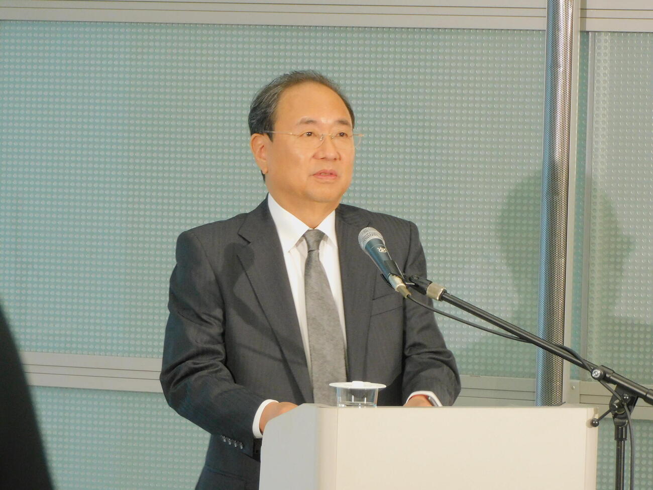 会見をするフジテレビ清水賢治社長