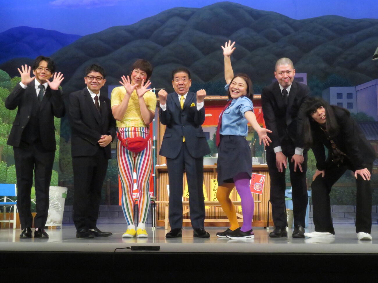 「東京グランド花月」に出演した、左からミキ亜生、昴生、アキ、西川きよし、島田珠代、金属バット小林圭輔、友保隼平