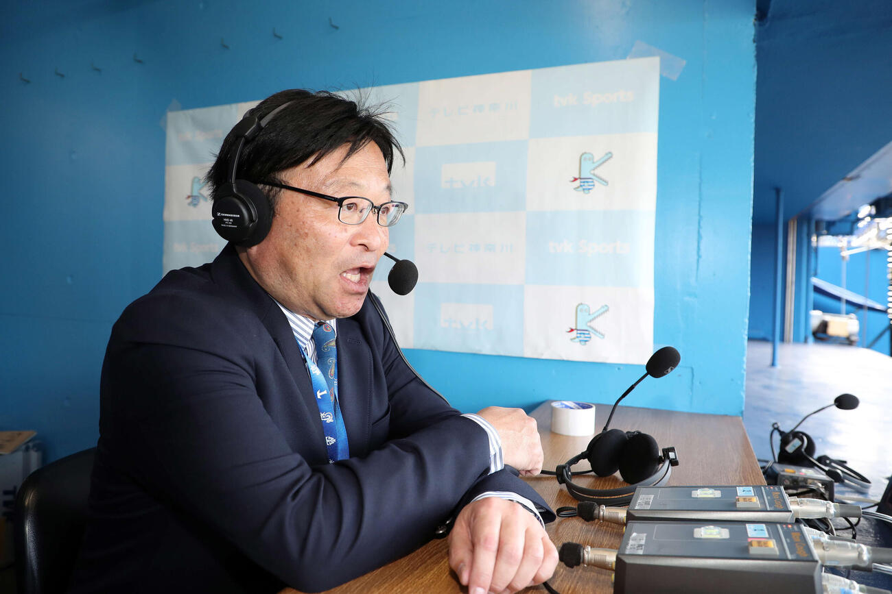 2019年4月　放送ブースで実況する吉井アナウンサー