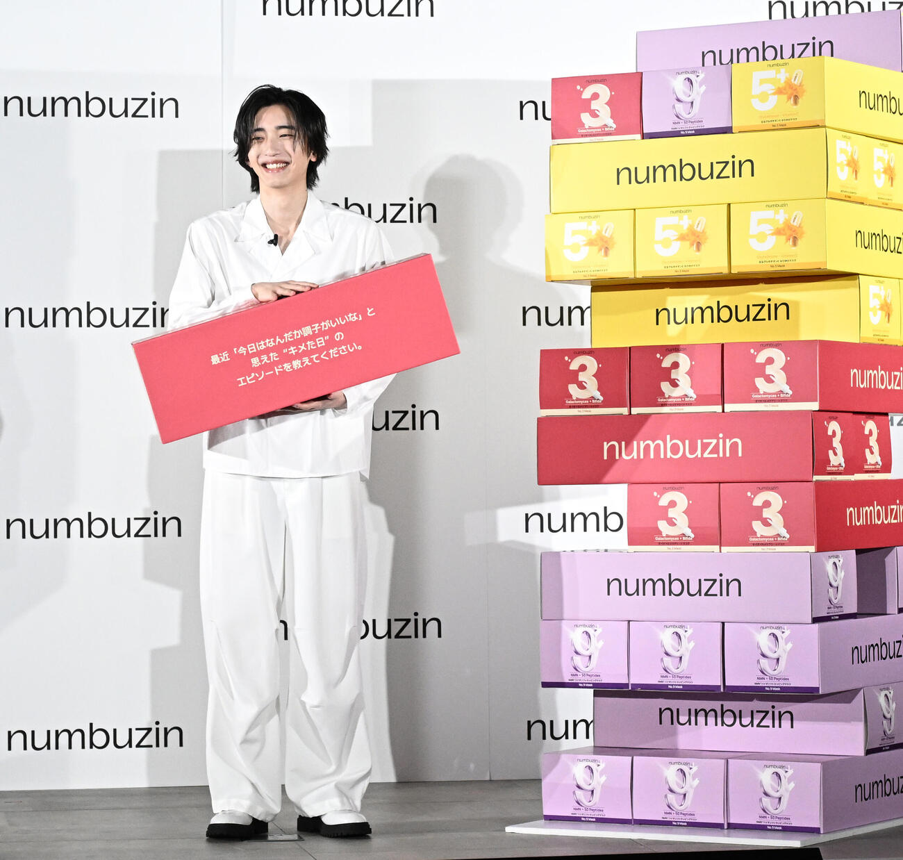 韓国スキンケアブランドの新TVCM発表イベントで、引き抜いたジェンガのブロックに書かれたお題を読み上げるなにわ男子の道枝駿佑（撮影・千葉一成）