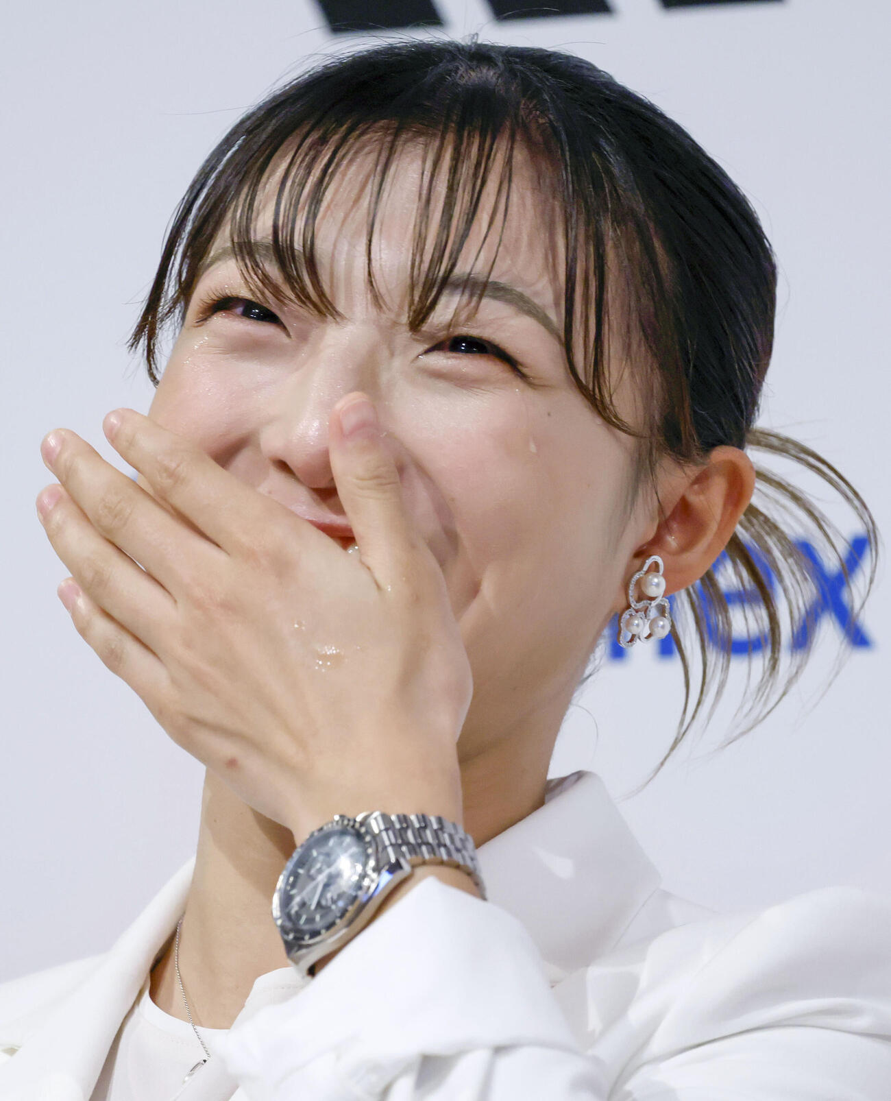 現役引退の記者会見冒頭で、涙ながらに笑顔を見せるフィギュアスケート女子の坂本花織＝13日午前、神戸市内のホテル（共同）