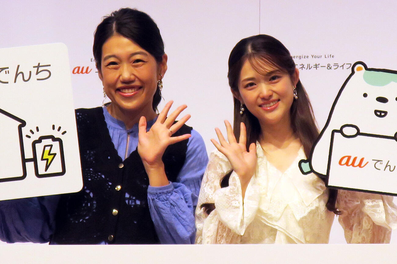 auエネルギー＆ライフ新サービス「auでんち」PR発表会で。左から、横澤夏子、松村沙友理