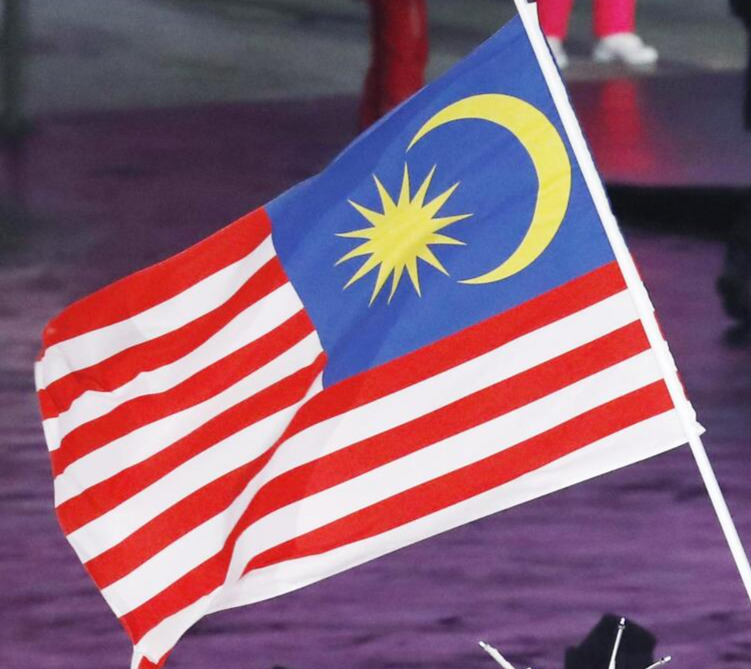 入場行進するマレーシア選手団（共同）