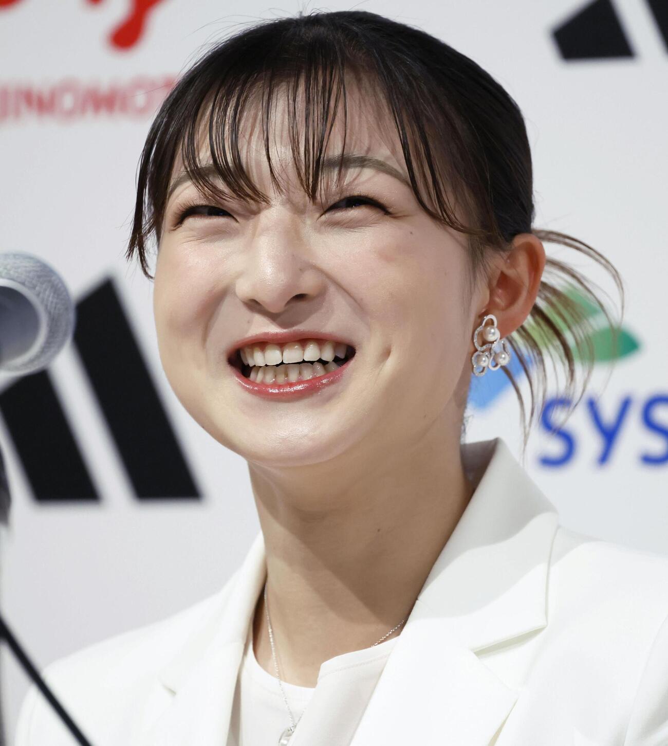 現役引退の記者会見で笑顔を見せるフィギュアスケート女子の坂本花織＝13日午前、神戸市内のホテル（共同）
