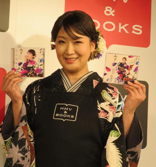 演歌歌手初　市川由紀乃　渋谷のHMV１日店長　ファンに名刺配って「うれしい～」