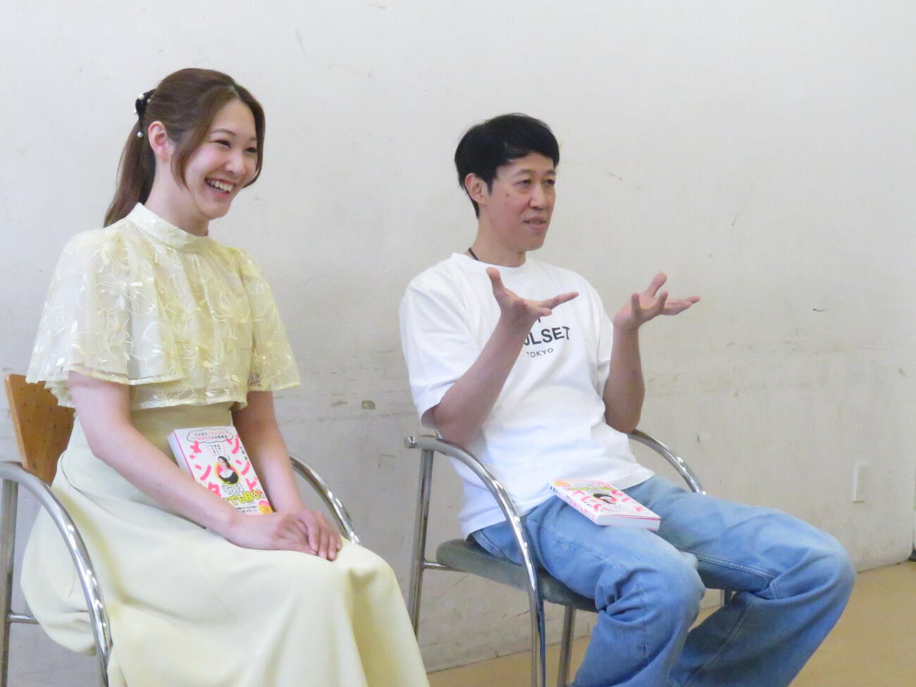 吉本新喜劇の大塚澪（左）は、大先輩の小籔千豊と並んで取材に応じ、この日発売の著書をPRした