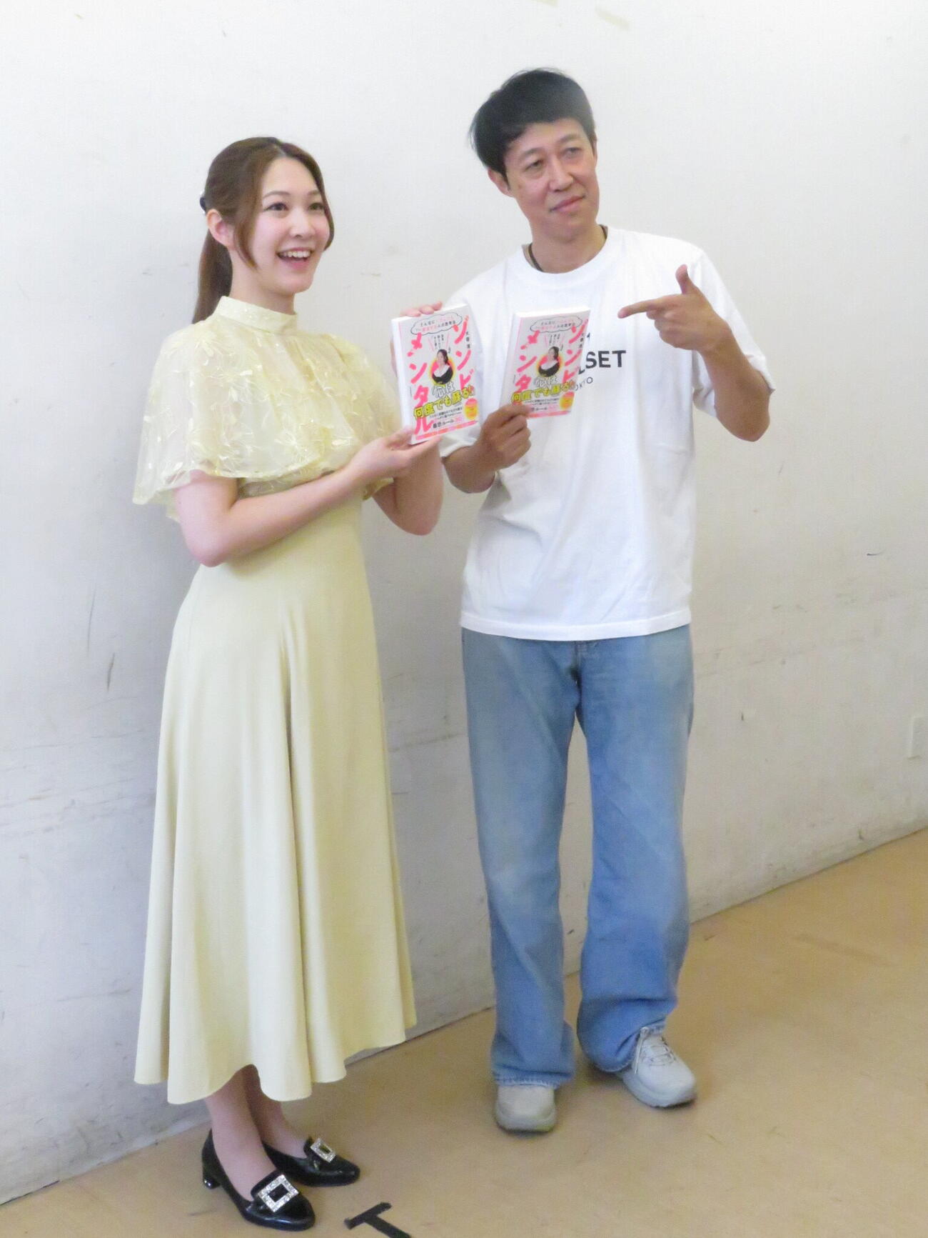 吉本新喜劇の大塚澪（左）は、大先輩の小籔千豊と並んでこの日発売の著書をPRした