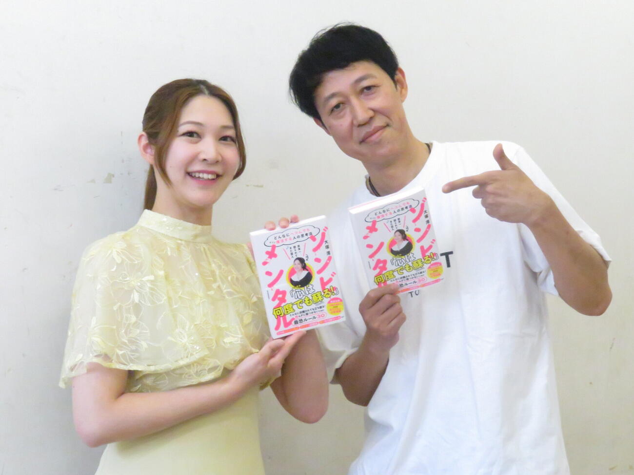 吉本新喜劇の大塚澪（左）は、大先輩の小籔千豊と並んでこの日発売の著書をPRした