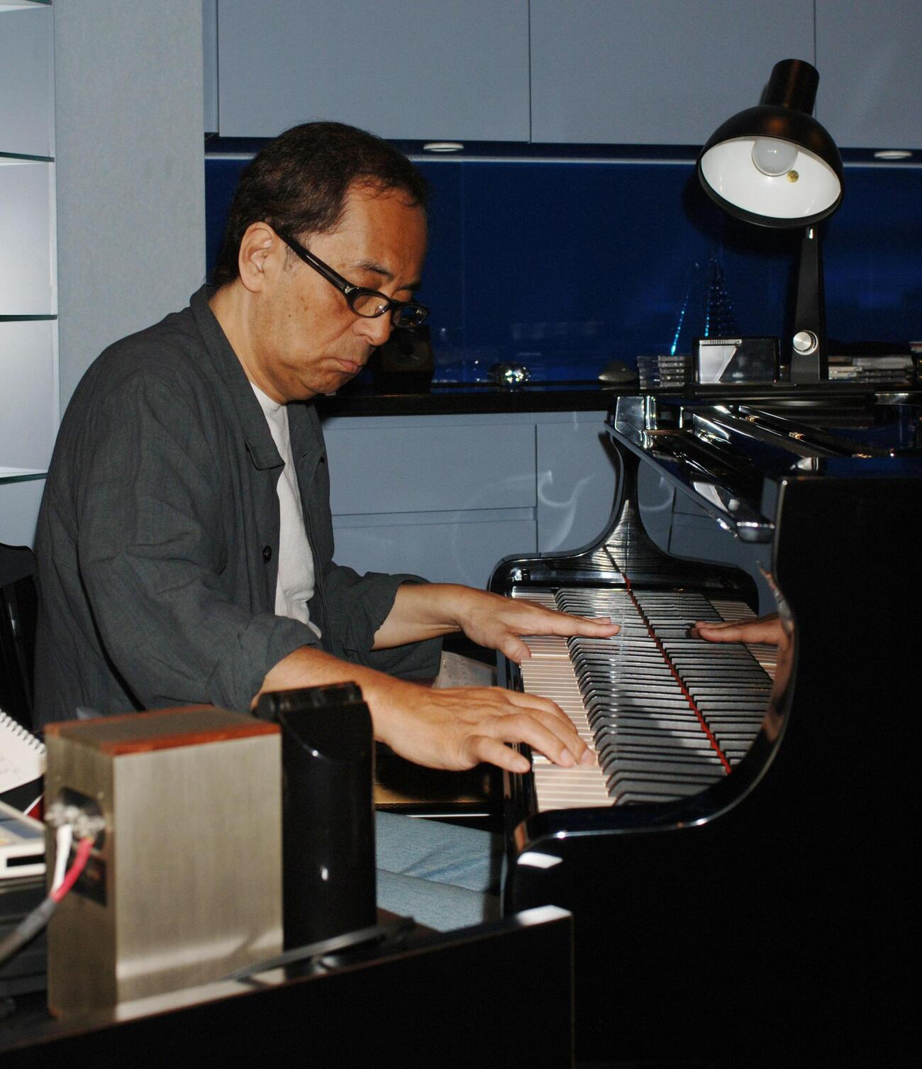 05年6月、作曲の合間にジャズピアノのライブ活動と多忙な日々を送る大野雄二氏