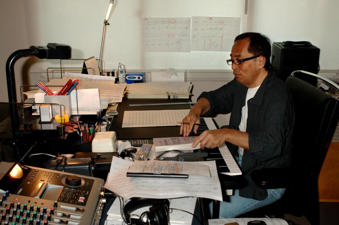 05年6月、自宅の書斎で作曲する大野雄二氏