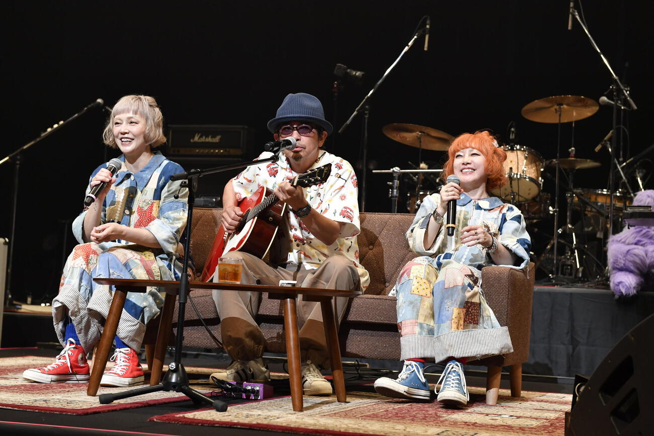 アニバーサリーライブで競演したPUFFYと奥田民生（撮影・三浦憲治氏）