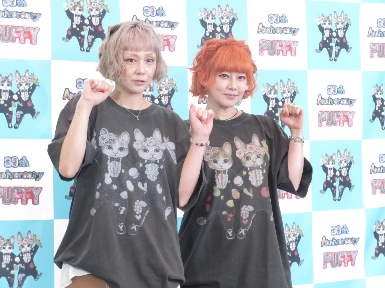 ライブ前に囲み取材に応じたPUFFYの吉村由美、大貫亜美（右）