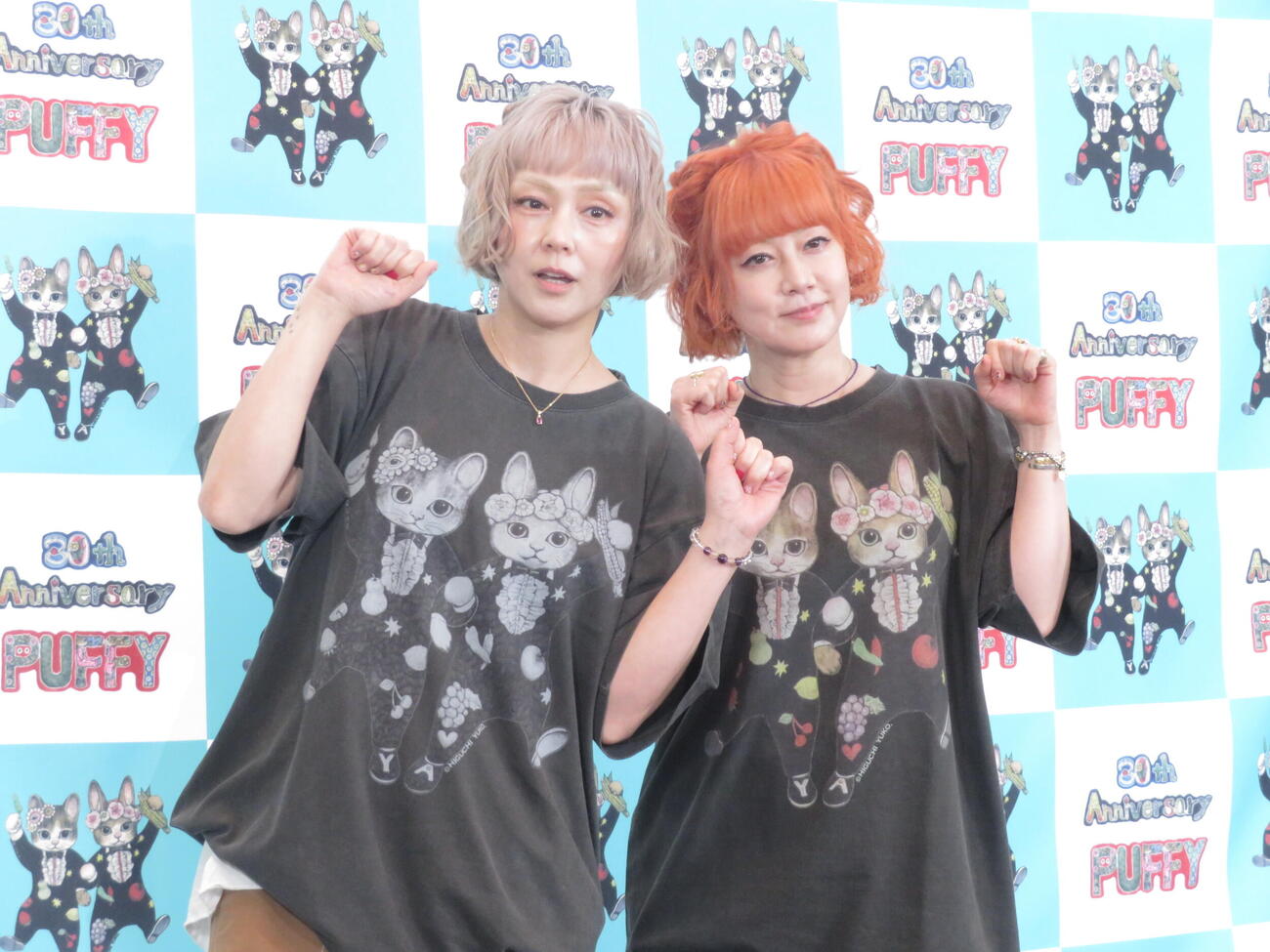 ライブ前に囲み取材に応じたPUFFYの吉村由美（左）と大貫亜美