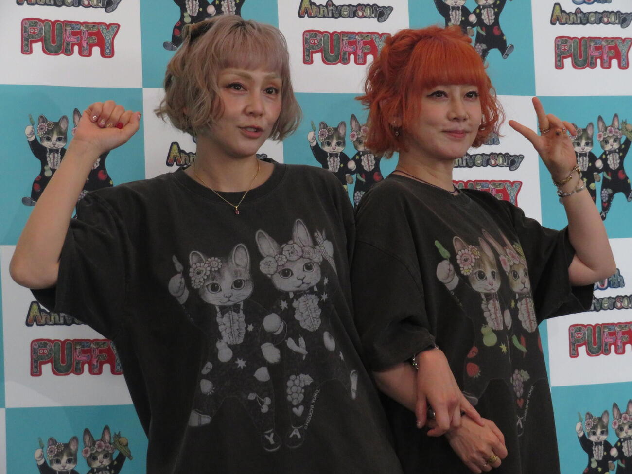 ライブ前に囲み取材に応じたPUFFYの吉村由美、大貫亜美（右）
