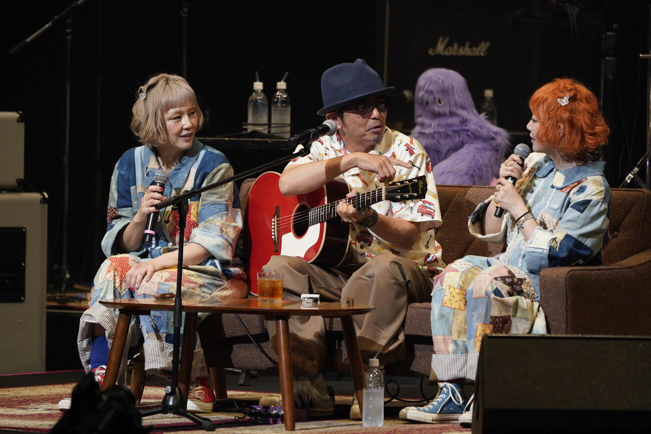 アニバーサリーライブで競演したPUFFYと奥田民生（撮影・三浦憲治氏）