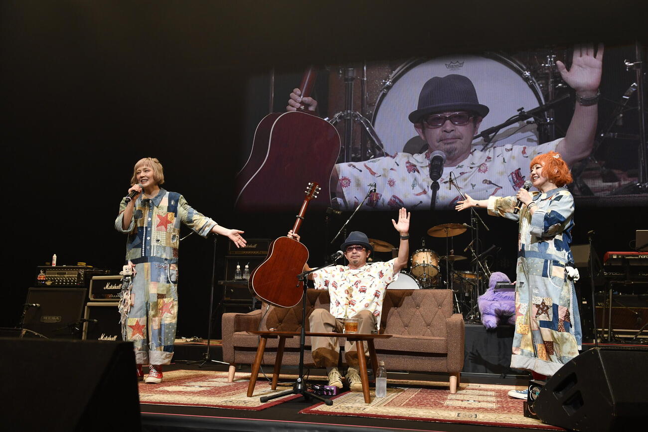 アニバーサリーライブで競演したPUFFYと奥田民生（撮影・三浦憲治氏）