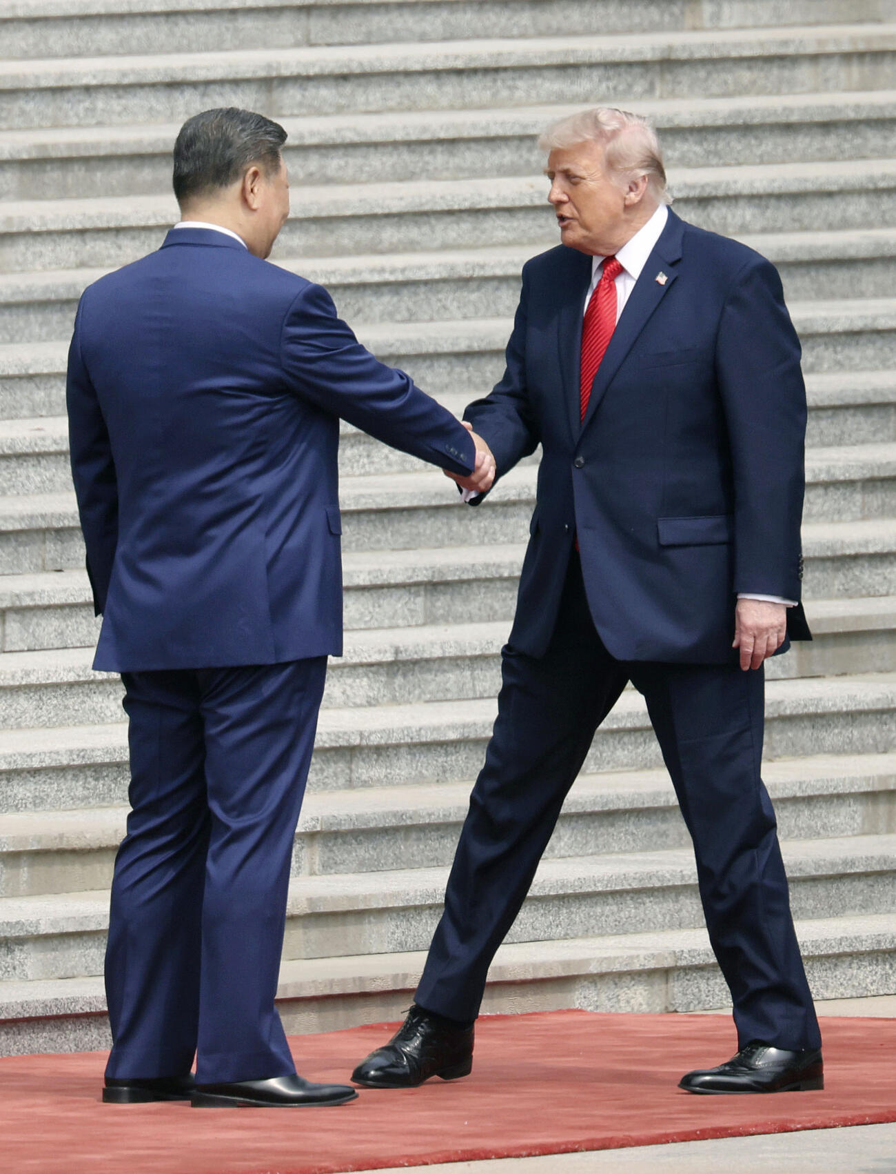 北京の人民大会堂に到着し中国の習近平国家主席（左）と握手するトランプ米大統領＝14日（共同）